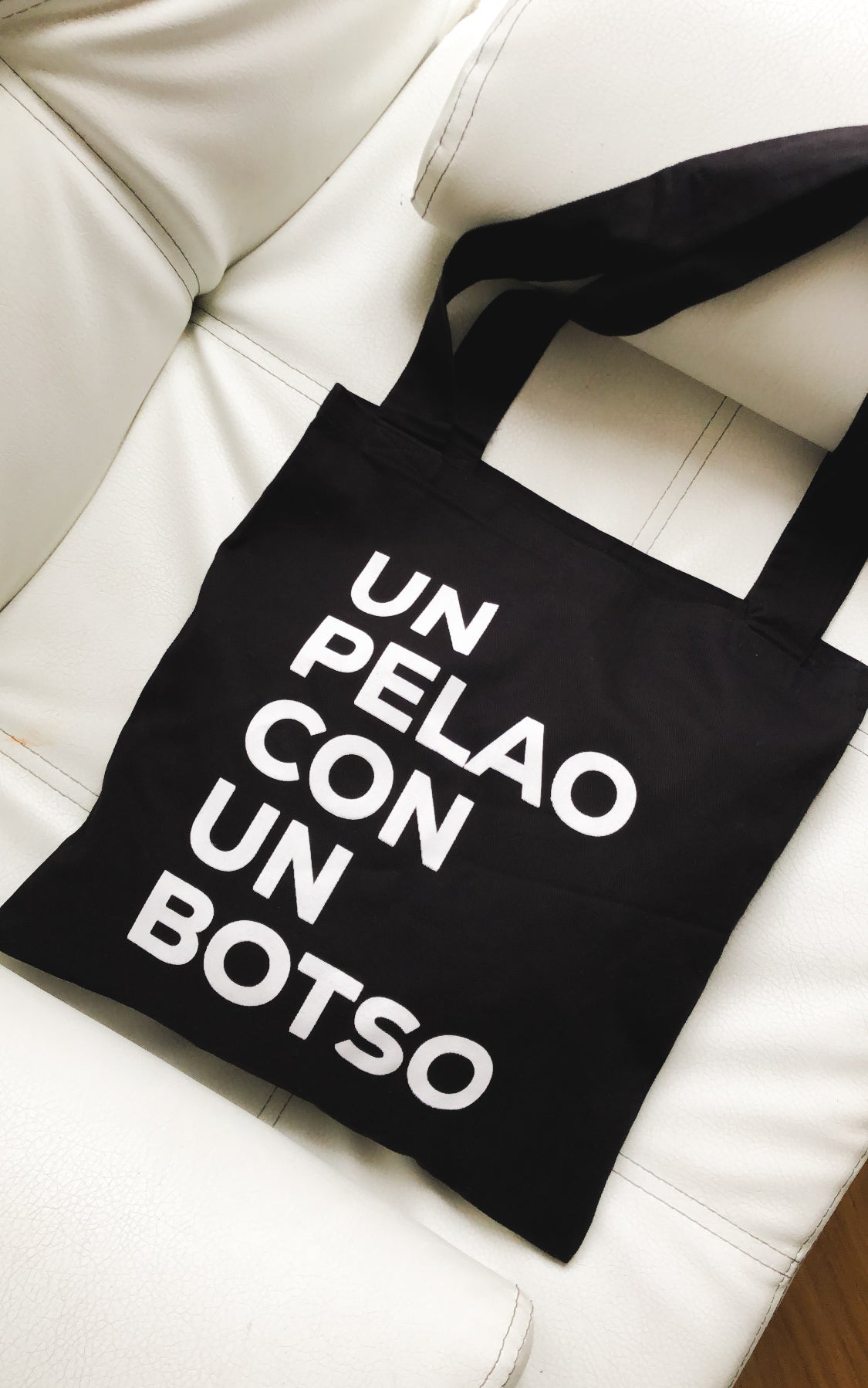 Un pelao con un botso